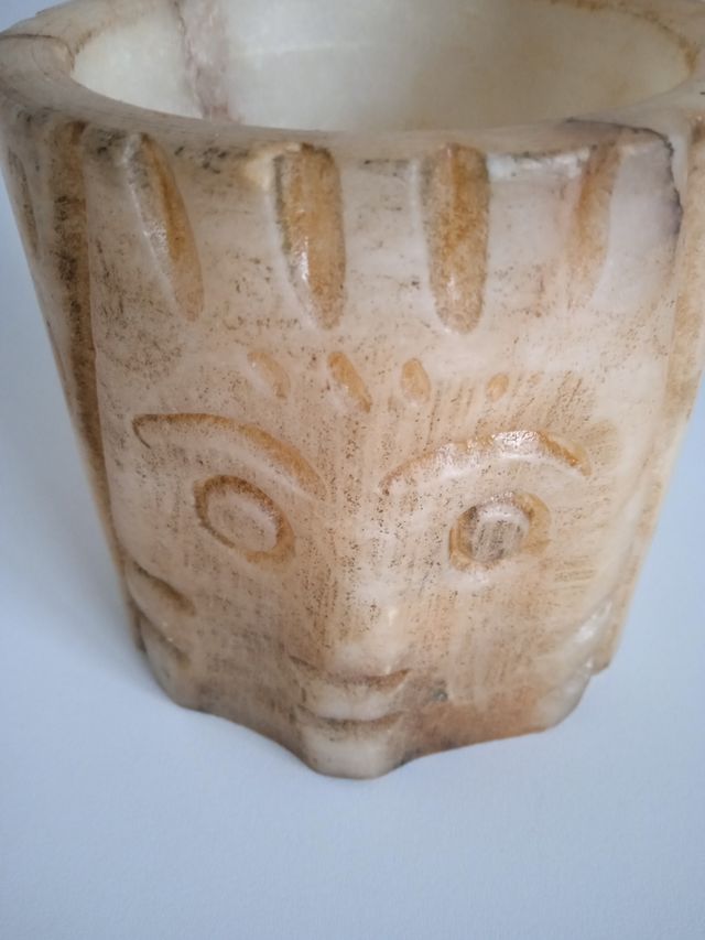 Jarrón o cuenco de piedra tallada