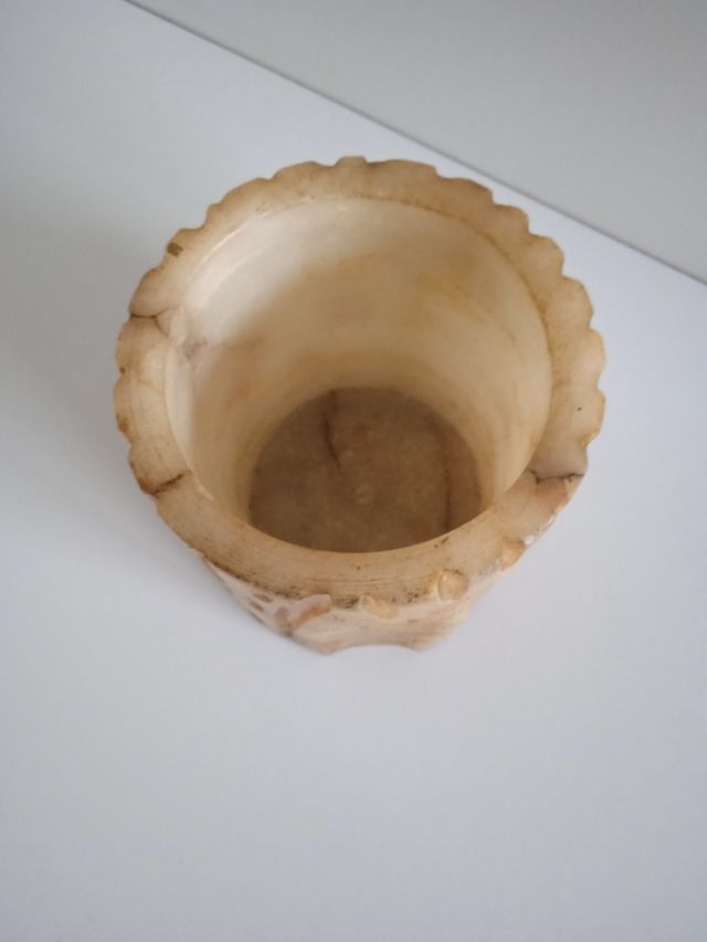 Jarrón o cuenco de piedra tallada