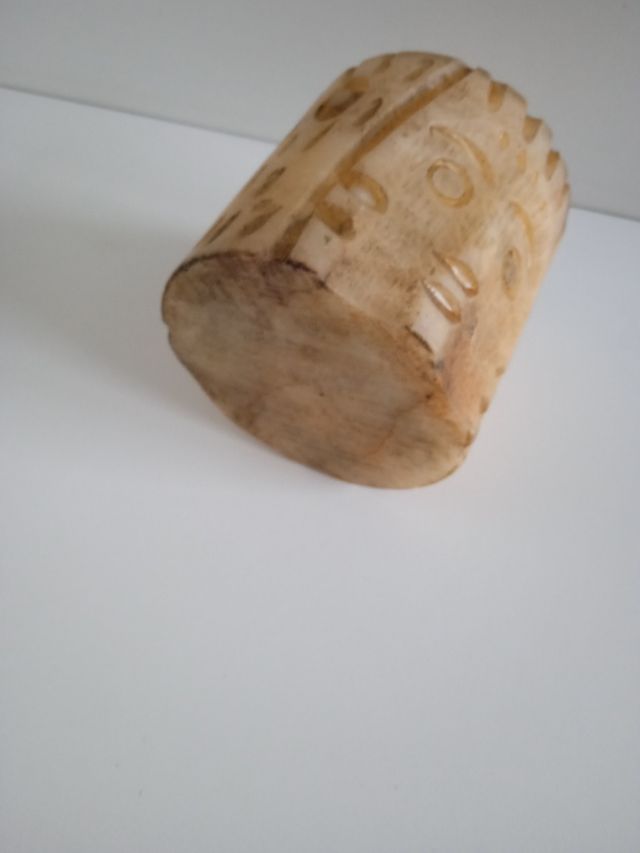 Jarrón o cuenco de piedra tallada