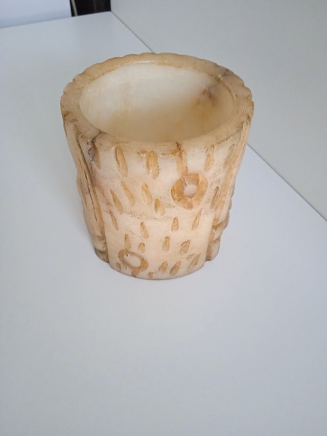 Jarrón o cuenco de piedra tallada