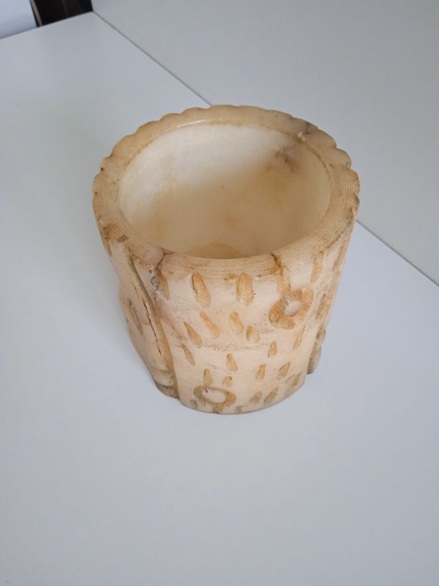 Jarrón o cuenco de piedra tallada