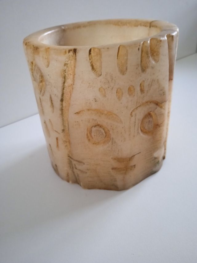 Jarrón o cuenco de piedra tallada