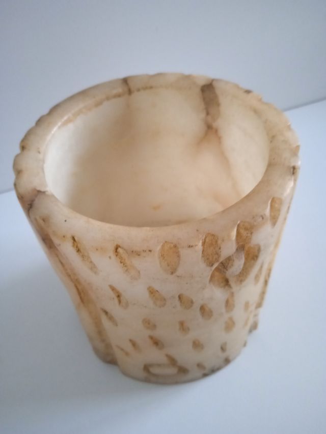 Jarrón o cuenco de piedra tallada