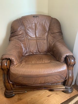 sofá de cuero y madera