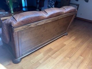 sofá de cuero y madera