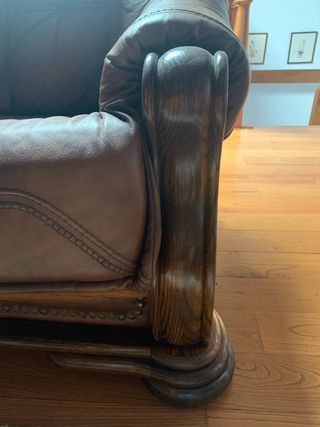 sofá de cuero y madera