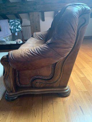 sofá de cuero y madera