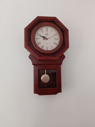 Reloj de péndulo con caja