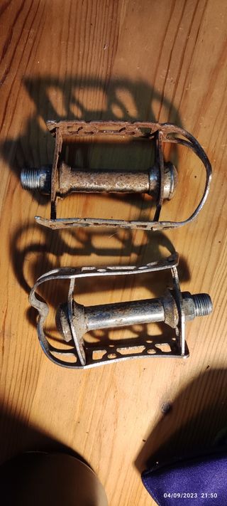 Pedales antiguos metálicos bici clásica