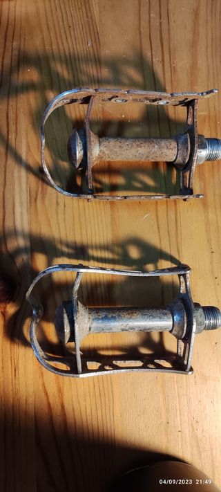 Pedales antiguos metálicos bici clásica