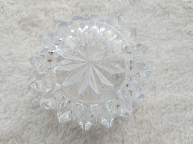 Caixa pequena redonda, porta jóias, em cristal