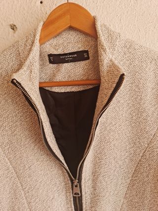 Abrigo de lana con cremallera muy comodo
