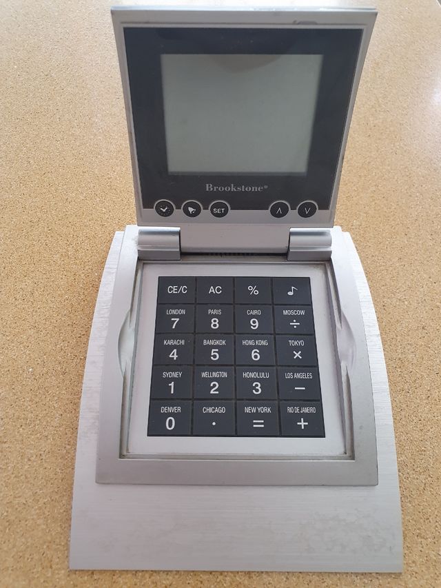 Worldtime desk clock and calculator