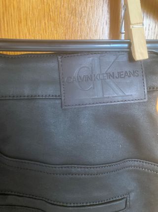 CALVIN KLEIN minifalda cuero