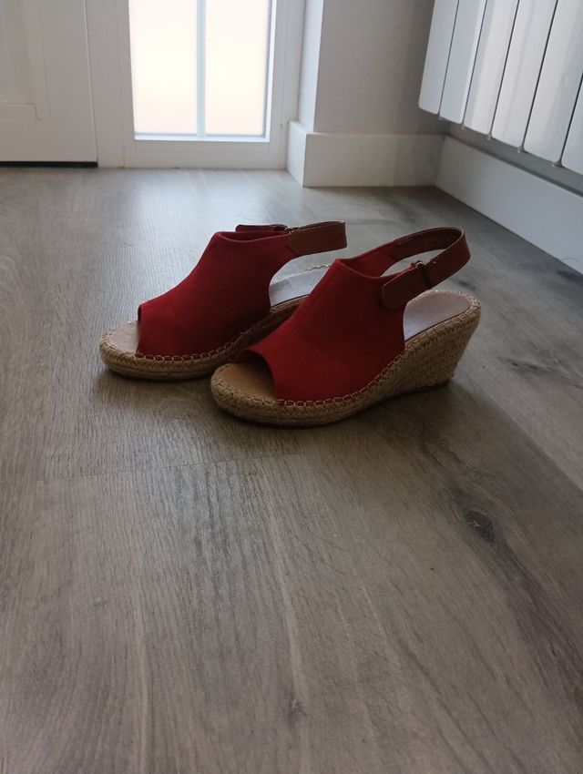 Cuñas de esparto rojas