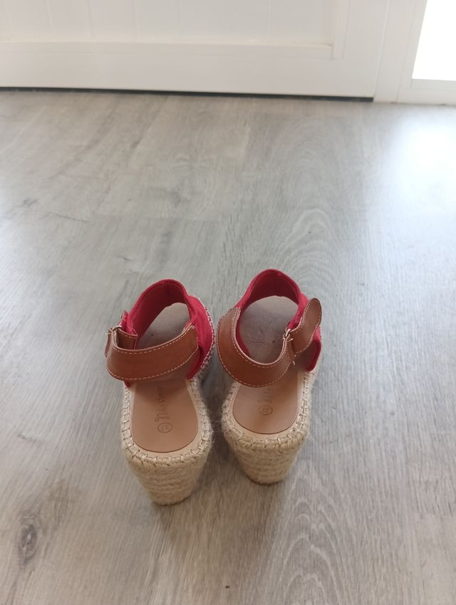 Cuñas de esparto rojas