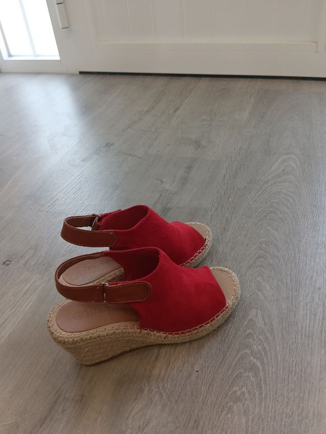 Cuñas de esparto rojas