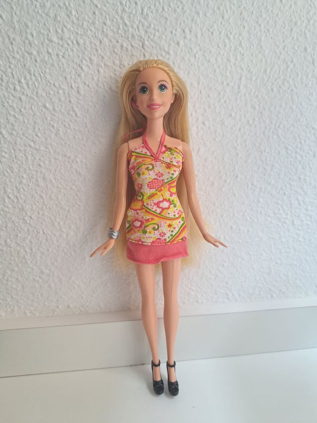 Vestidos y accesorios para Barbie otras muñecas de segunda mano