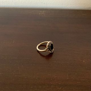 Anillo plateado con piedra negra