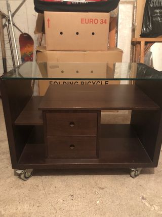 Mesa auxiliar para television con ruedas.