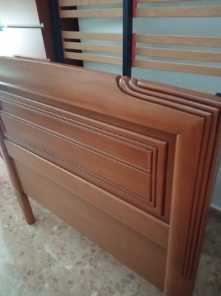 Se vende cabecero y somier de 105.