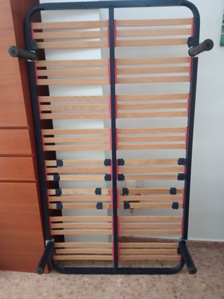 Se vende cabecero y somier de 105.