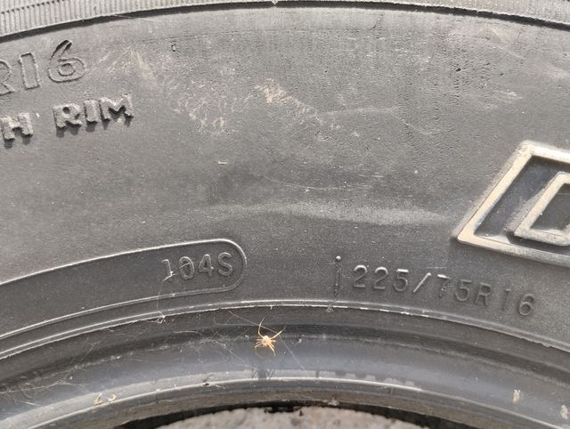Neumáticos 4x4. 225/75R 16. 104S. 50 €