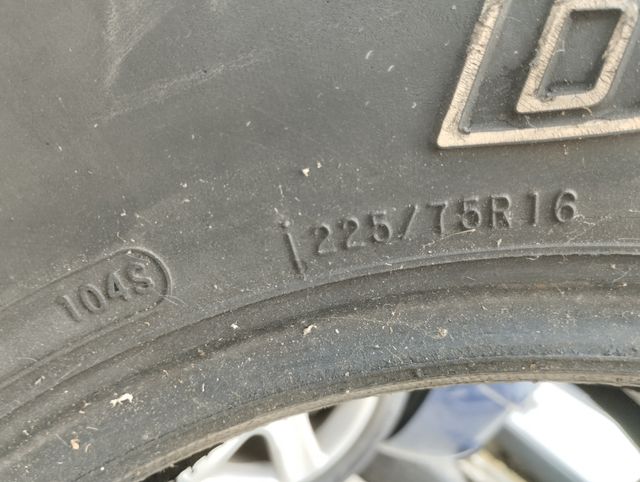 Neumáticos 4x4. 225/75R 16. 104S. 50 €