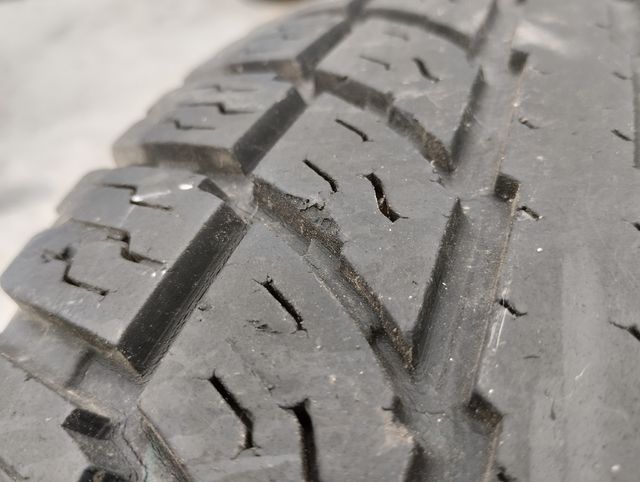 Neumáticos 4x4. 225/75R 16. 104S. 50 €