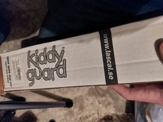 Barrera de seguridad enrollable para escalera.