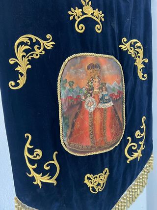 Estandarte Mariano con una pintura cuzqueña