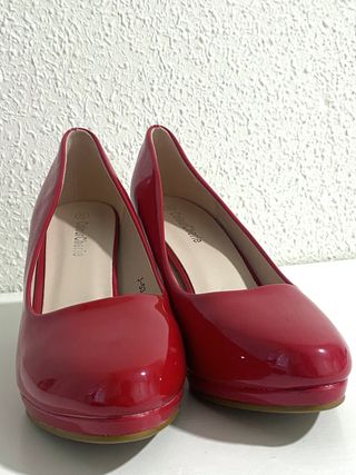 Zapato de tacón rojo