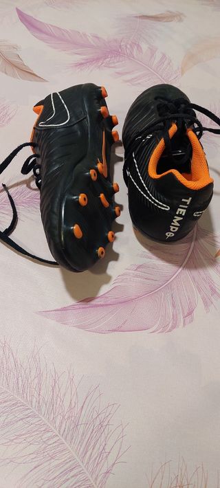 Botas fútbol multitaco adidas. 36.5