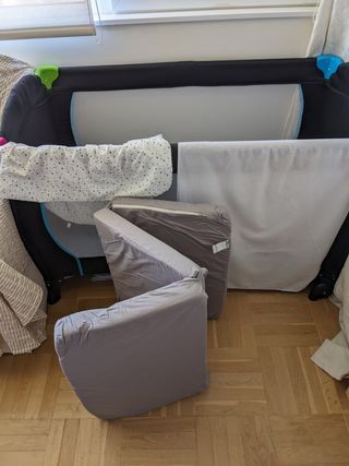 Cuna de viaje plegable y colchón con sábanas
