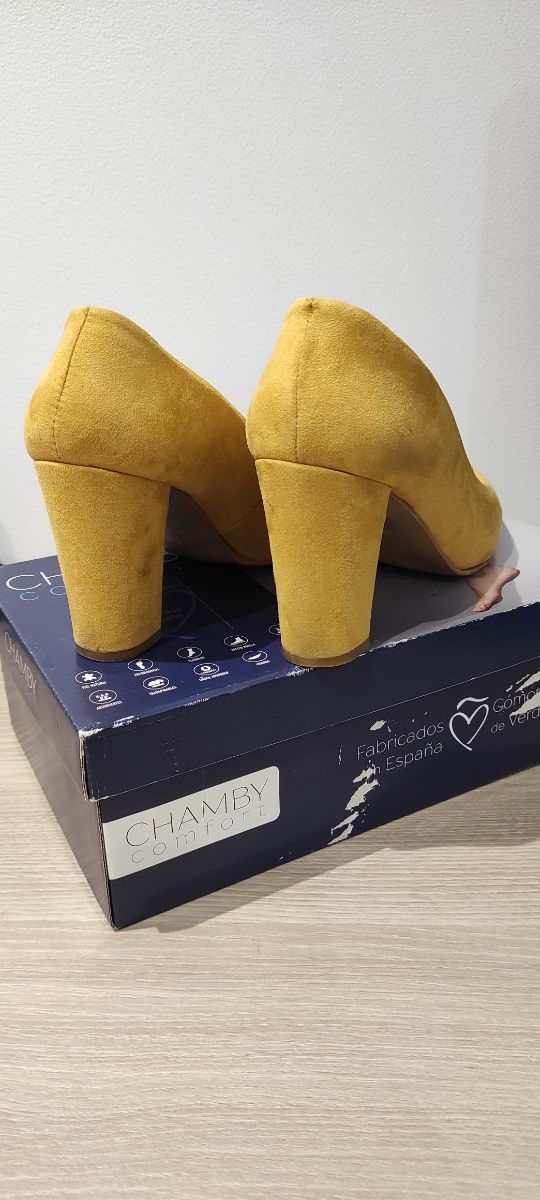 Zapato salón color mostaza