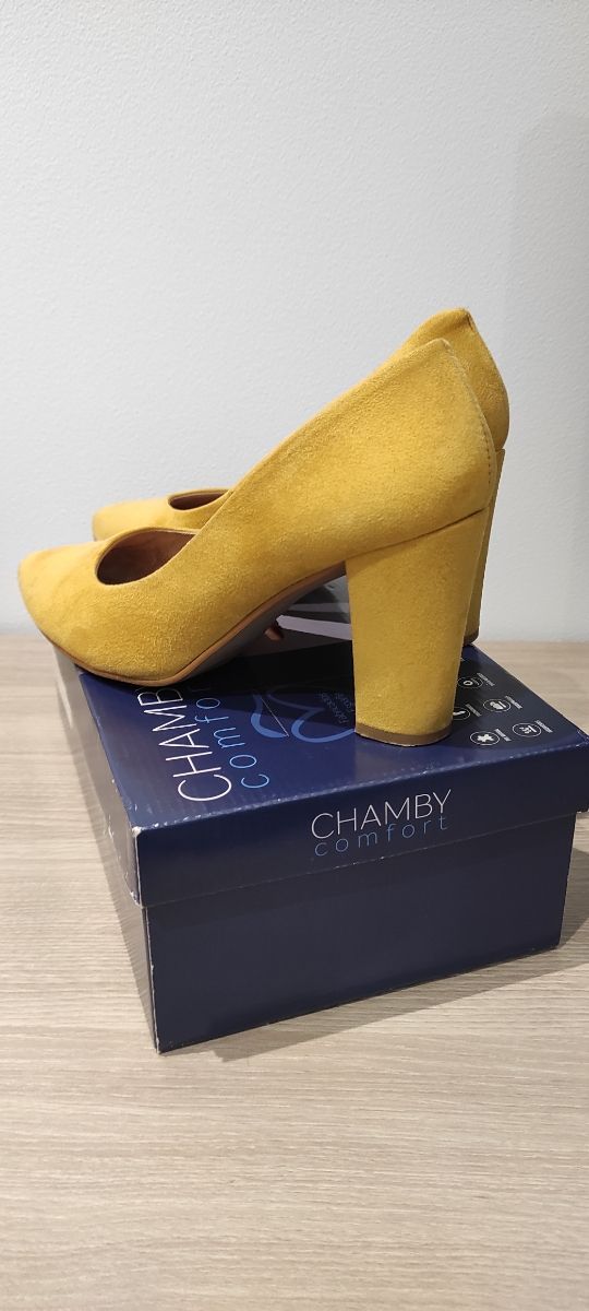 Zapato salón color mostaza