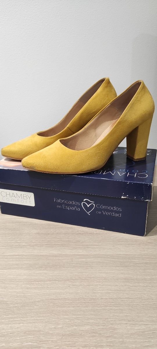 Zapato salón color mostaza