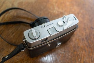 Cámara fotográfica analógica KONICA EEMATIC