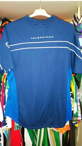 Camiseta Valencia entrenamiento firmada 