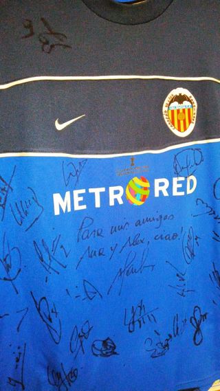 Camiseta Valencia entrenamiento firmada 