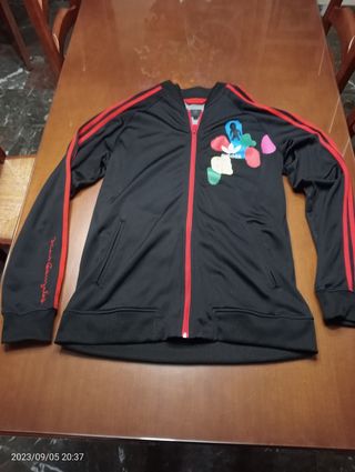 Chaqueta adidas con cremallera.