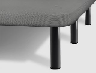 Base tapizada de 90 tejido 3d y patas atornilladas