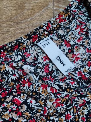 Camisa floreada "Mango".