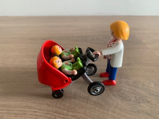 niños con patines y bici + madre con carro gemelar