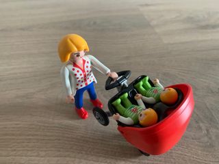 niños con patines y bici + madre con carro gemelar