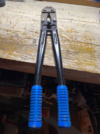 cizalla   Mordaza un alicate una llave inglesa