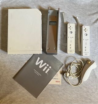 Wii + 4 juegos + 2 mandos + 1 nunchaku