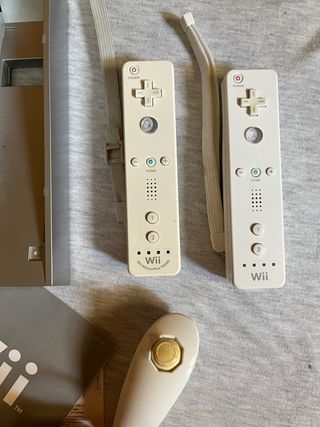 Wii + 4 juegos + 2 mandos + 1 nunchaku
