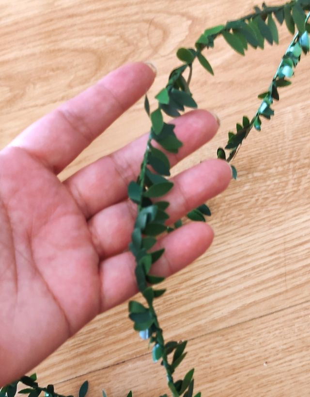 NUEVAS. Par de guirnaldas de hojitas