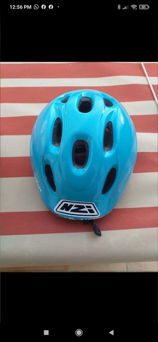 3 Cascos Infantiles Bicicleta.4 Euros cada uno.